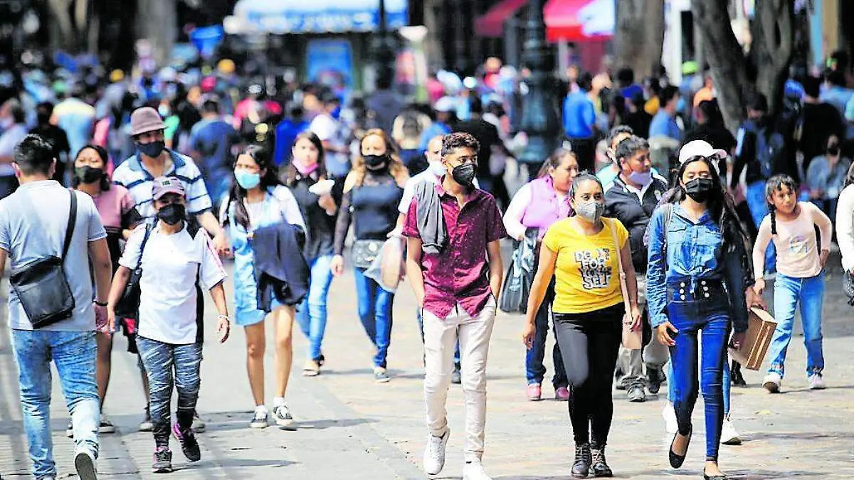 Gente caminando pandemia cubrebocas